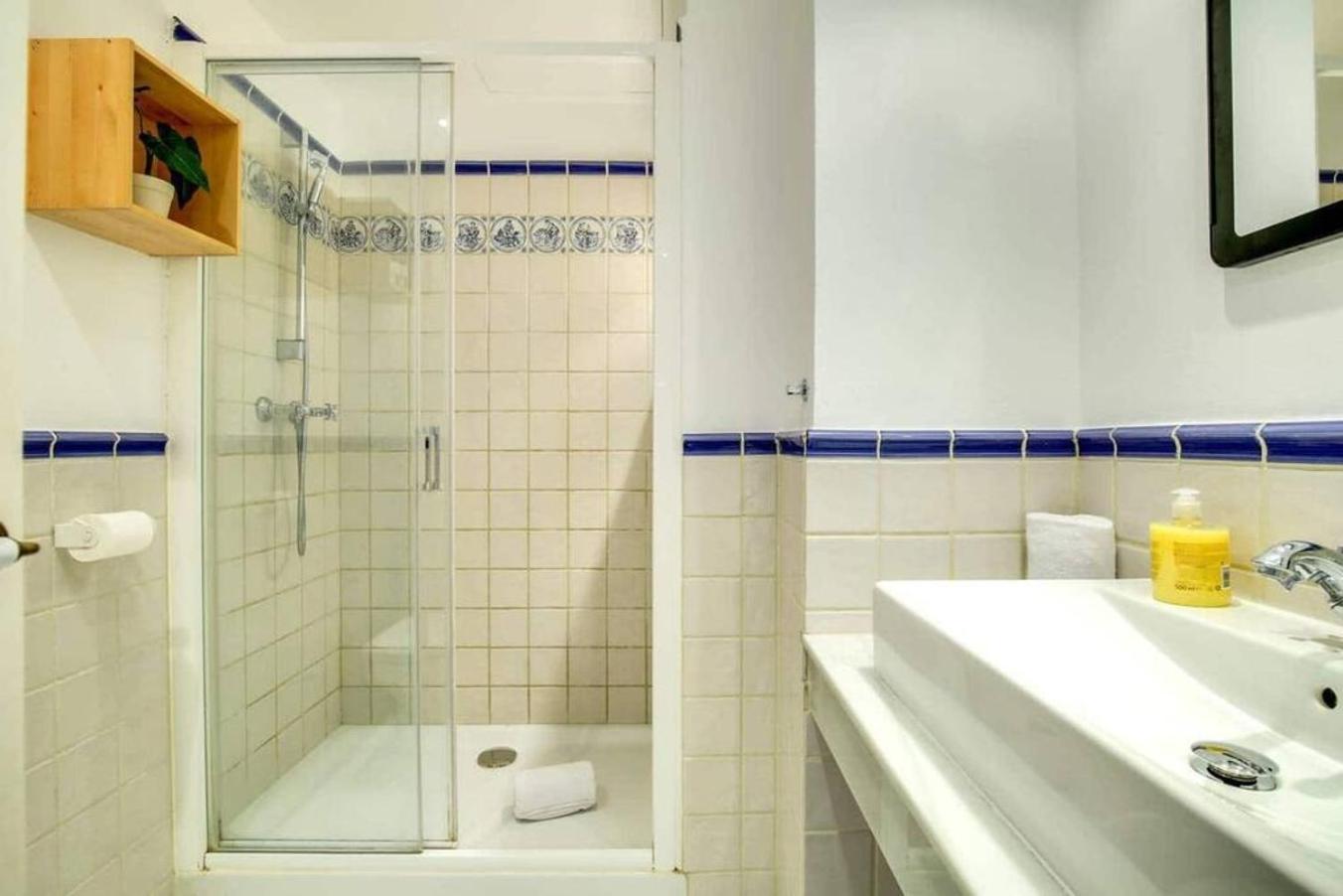 Colorful With Cozy Terrace In Gracia Apartment บาร์เซโลนา ภายนอก รูปภาพ