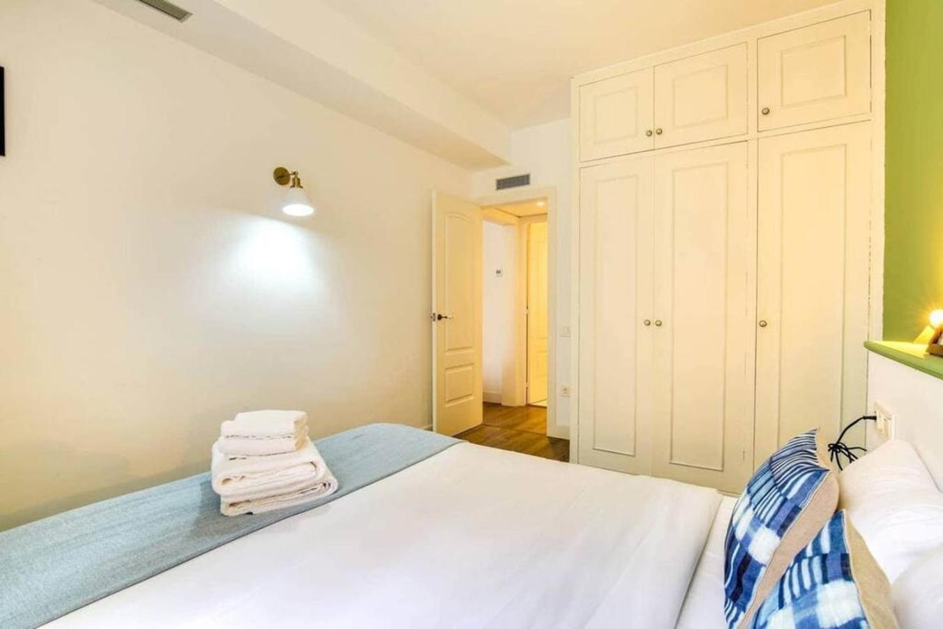 Colorful With Cozy Terrace In Gracia Apartment บาร์เซโลนา ภายนอก รูปภาพ