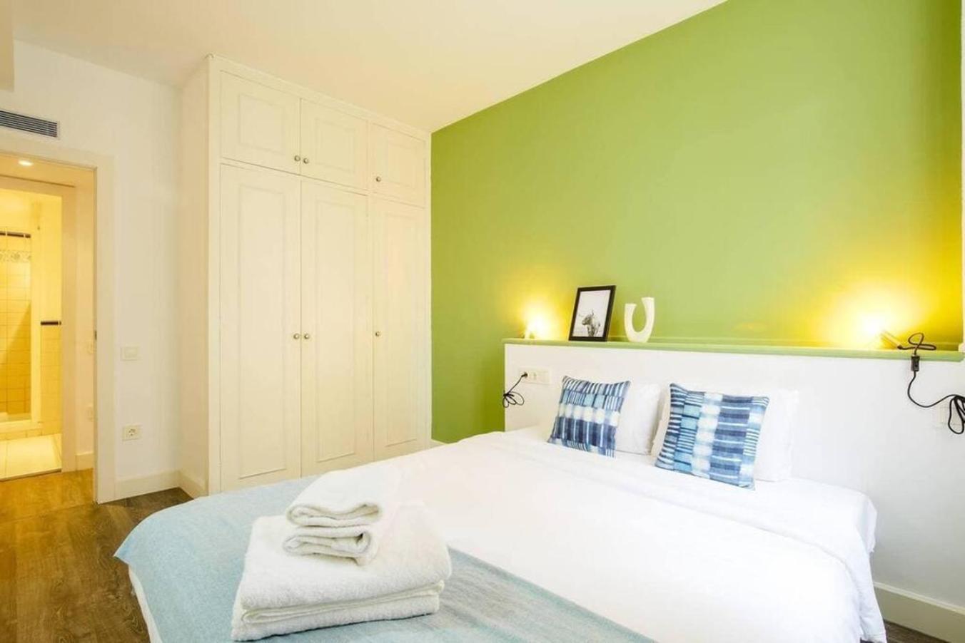 Colorful With Cozy Terrace In Gracia Apartment บาร์เซโลนา ภายนอก รูปภาพ